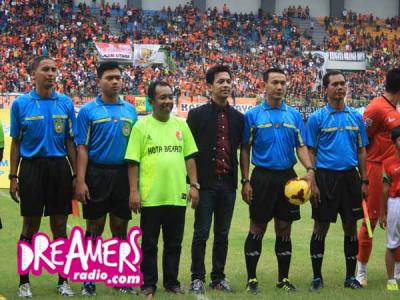 d'Masiv Jadi Duta Kehormatan Sepakbola di Stadion Internasional Bekasi!